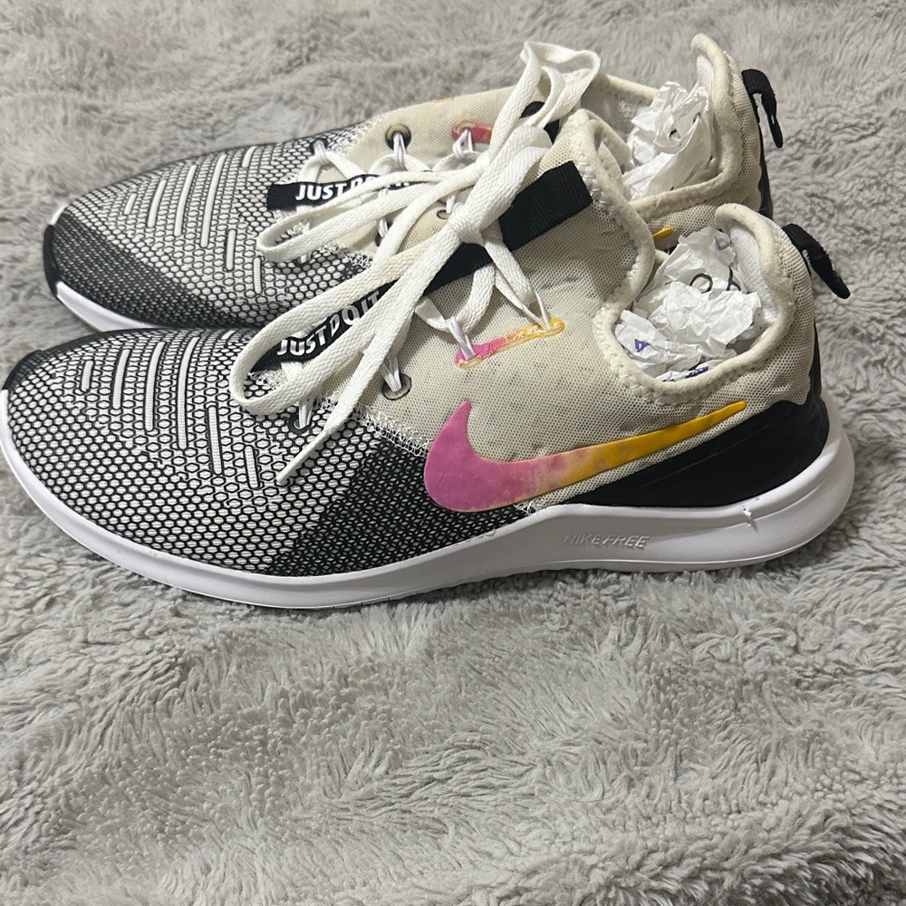 Nike Free TR8 white/black - lazer fuchsia running shoes size 9